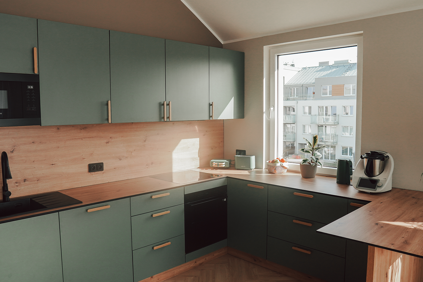 Zielona kuchnia na wymiar w kształcie litery L – widok ogólny, Gdynia Wiczlino