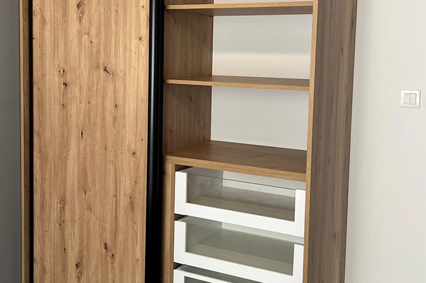 Szafa na wymiar z drzwiami przesuwnymi na Gdańskim Jasieniu