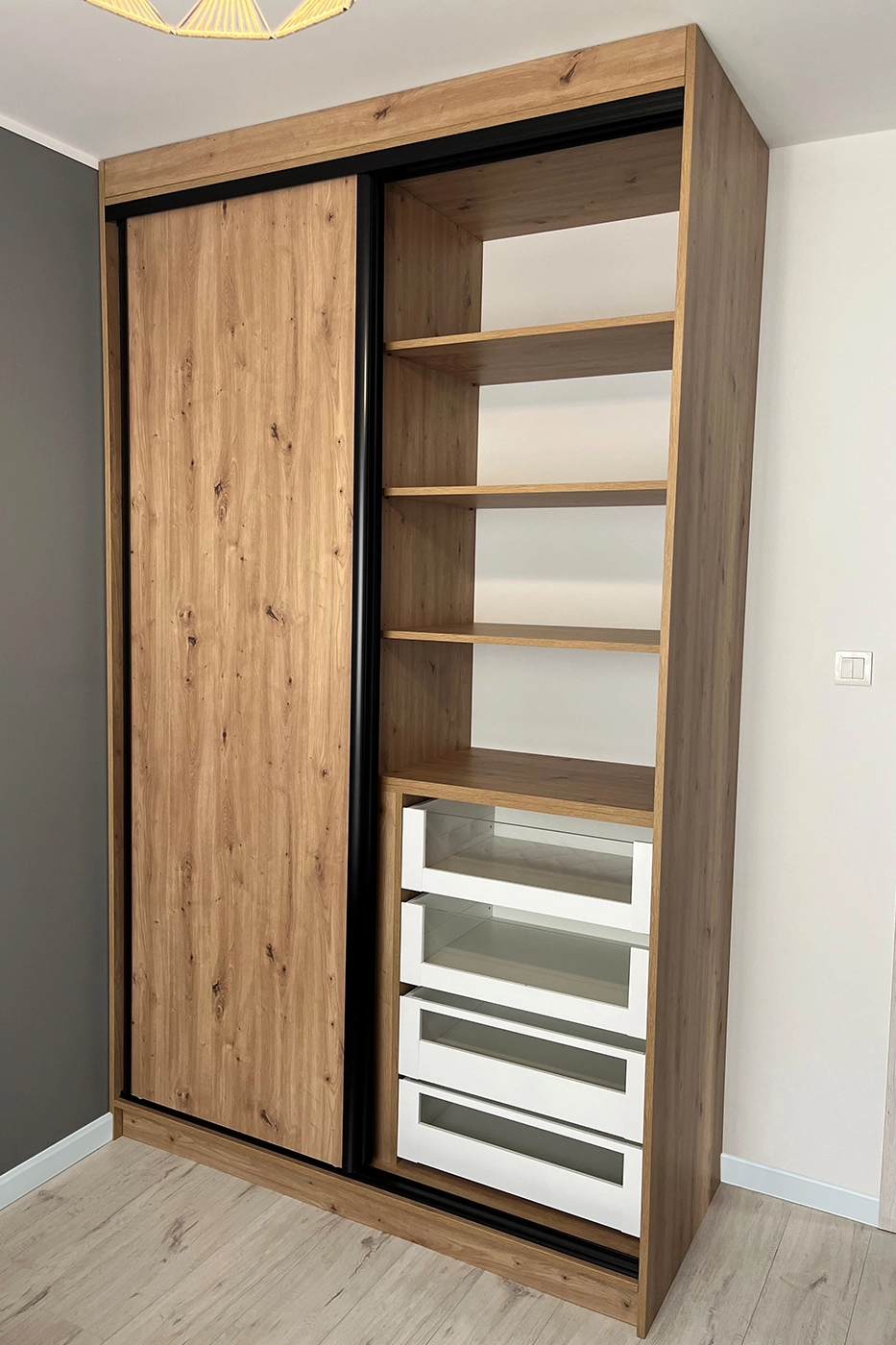 Szafa na wymiar z drzwiami przesuwnymi na Gdańskim Jasieniu